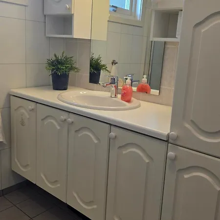 Leknes - Large, Centrally Located Family In A Quiet Area Apartment Vestvagoy
