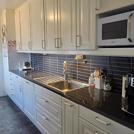 Leknes - Large, Centrally Located Family In A Quiet Area Apartment