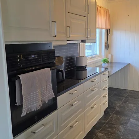 Leknes - Large, Centrally Located Family In A Quiet Area Apartment