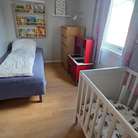 Leknes - Large, Centrally Located Family In A Quiet Area