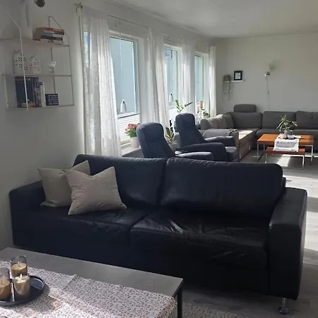 Leknes - Large, Centrally Located Family In A Quiet Area Apartment