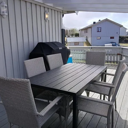 Leknes - Large, Centrally Located Family In A Quiet Area Apartment *