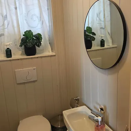 Leknes - Large, Centrally Located Family In A Quiet Area Apartment Vestvagoy