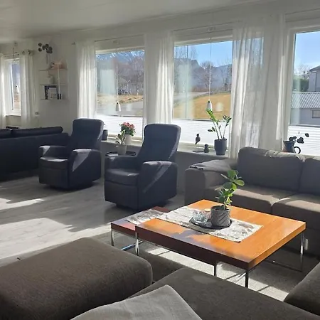 Leknes - Large, Centrally Located Family In A Quiet Area *