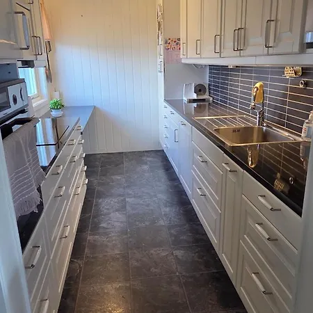 Leknes - Large, Centrally Located Family In A Quiet Area *